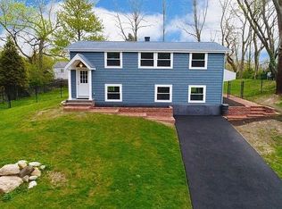 4 Bunny Ln, East Setauket, NY 11733