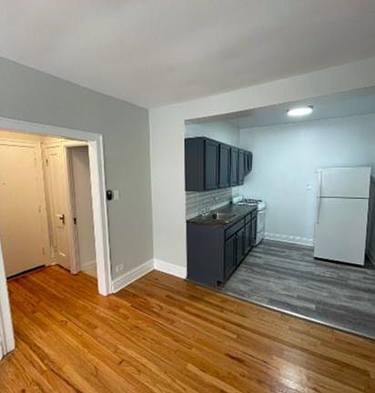 2nd image of 639 W Roscoe St #12