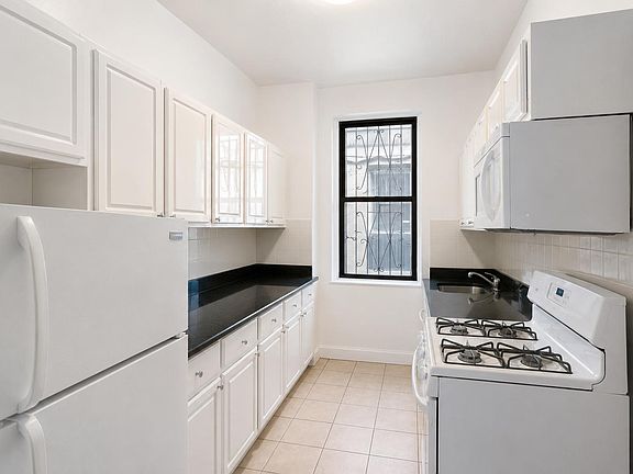 3rd image of 286 Fort Washington Ave APT 1I