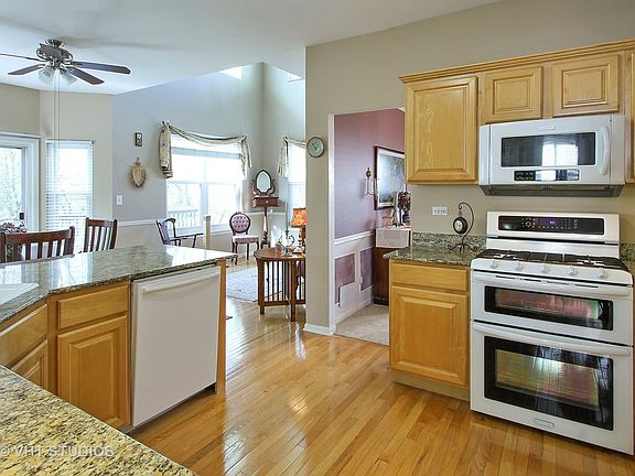 5th image of 142 Emerald Dr