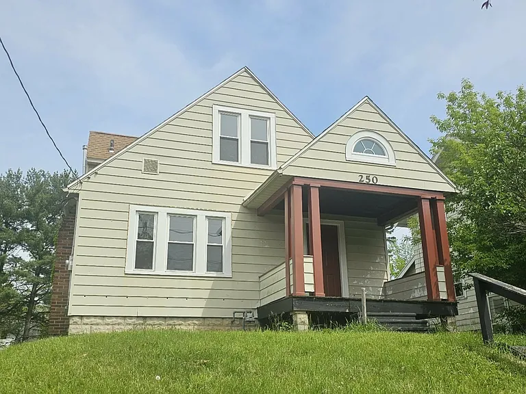 250 Helen Ave — Photo 1