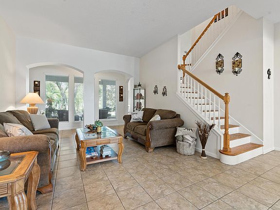 5th image of 587 Chestwood Chase Dr