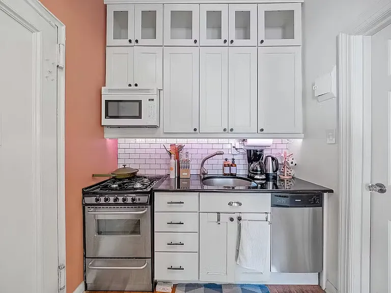 238 E 30th St #3R — Photo 3