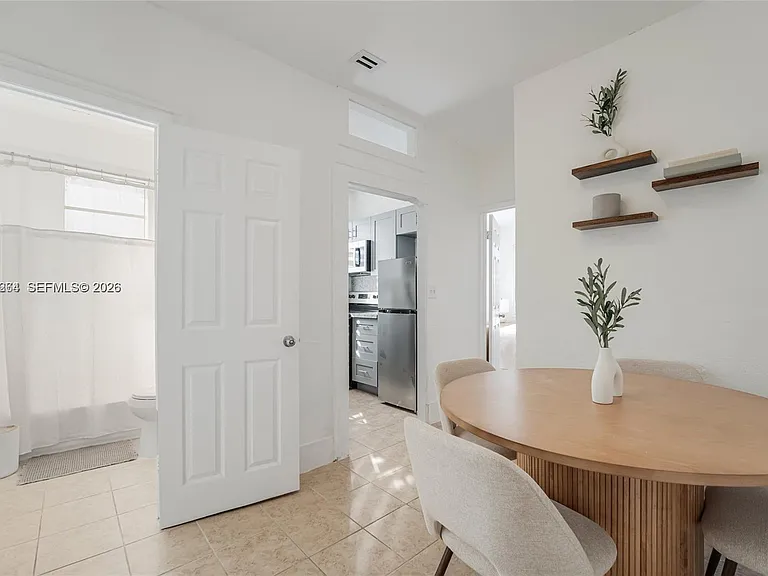 301 SW 10th Ave #4 — Photo 5
