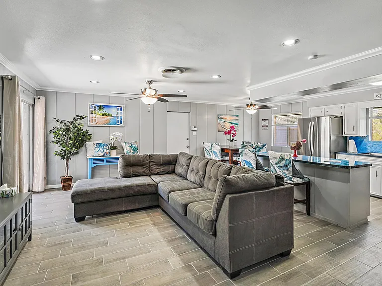1642 W Manor Dr — Photo 13