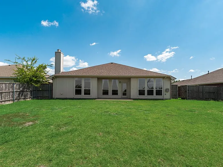 2200 Fieldcrest Dr — Photo 17