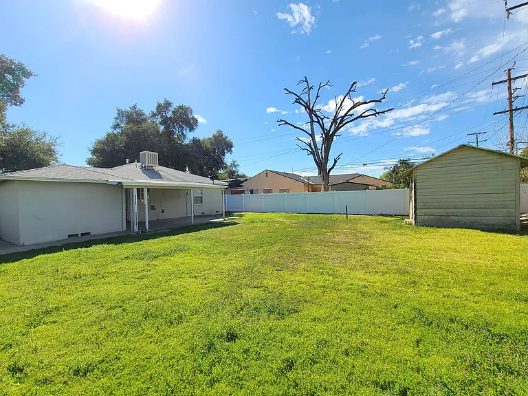 686 Courtland Dr — Photo 15
