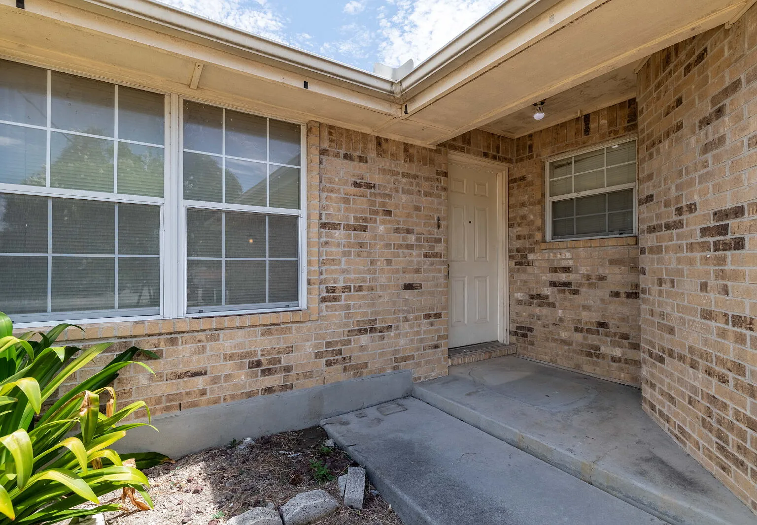 3 bed, 2.0 bath, 1328 sqft, $1,375 — Photo 1