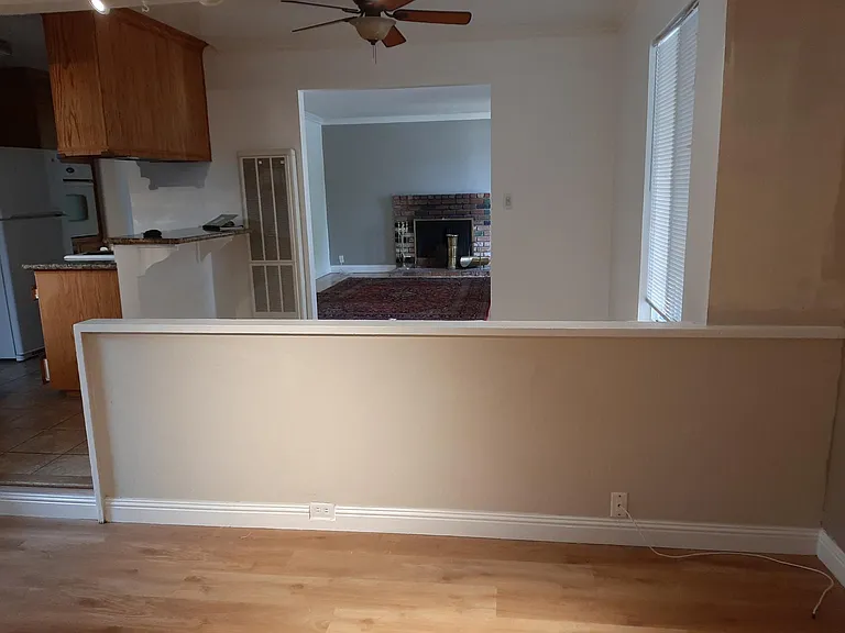 The partition beween the dinning nook and the family/dinning room