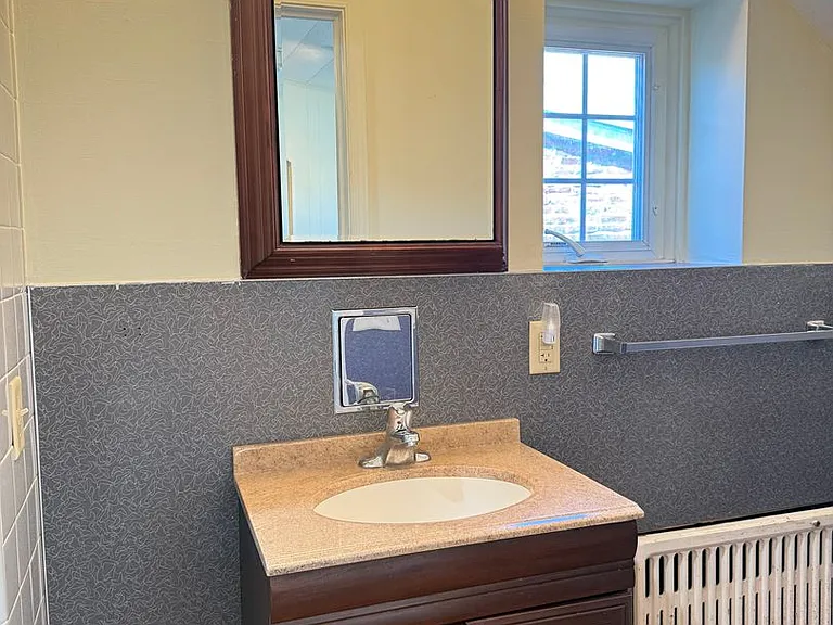 326 N Duke St — Photo 11