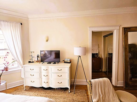 5th image of 6970 N Sheridan Rd APT 2