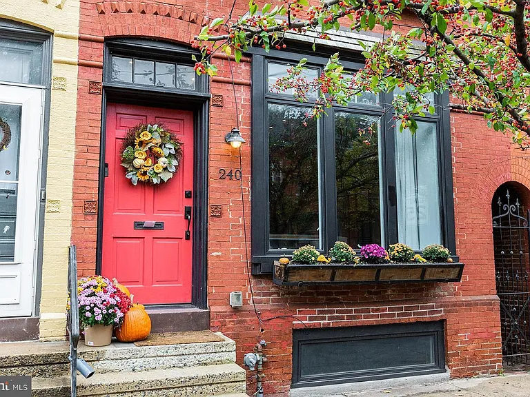 240 E Walnut St — Photo 2