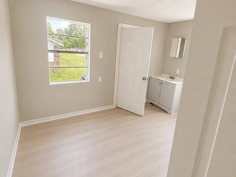 401 Carver Dr — Photo 9