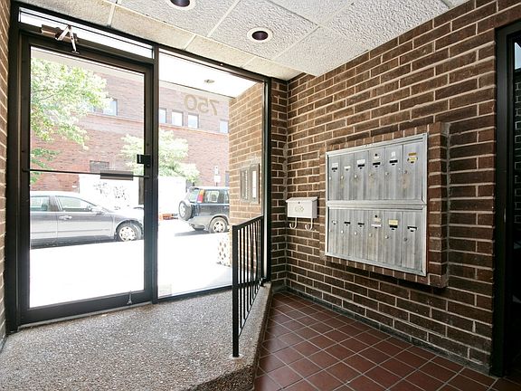 3rd image of 750 W Briar Pl APT 4