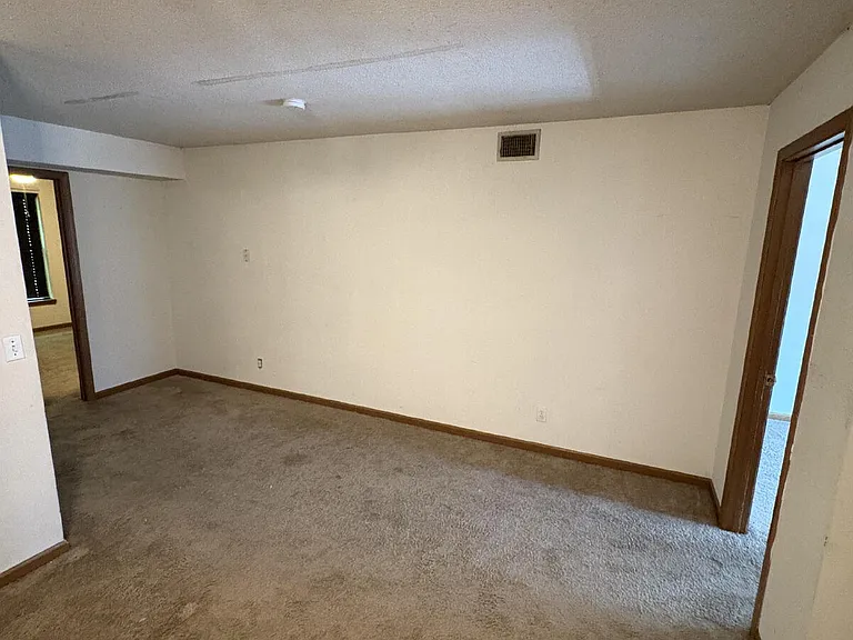 1602 Paris Rd #6 — Photo 3