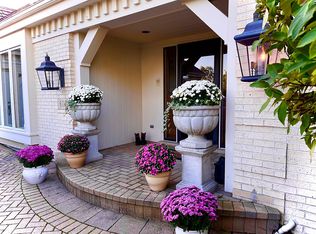 603 Marian Sq, Oak Brook, IL 60523