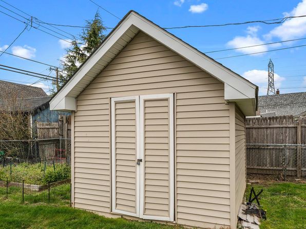 55 Grapevine Rd, Levittown, PA 19057