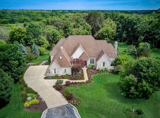 7033 W Overlook Ct, Mequon, WI 53092