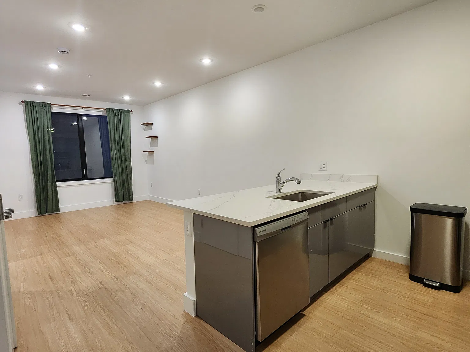 2 bed, 821 sqft, $3,100 — Photo 3