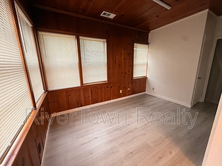 1026 Stonewall St — Photo 9