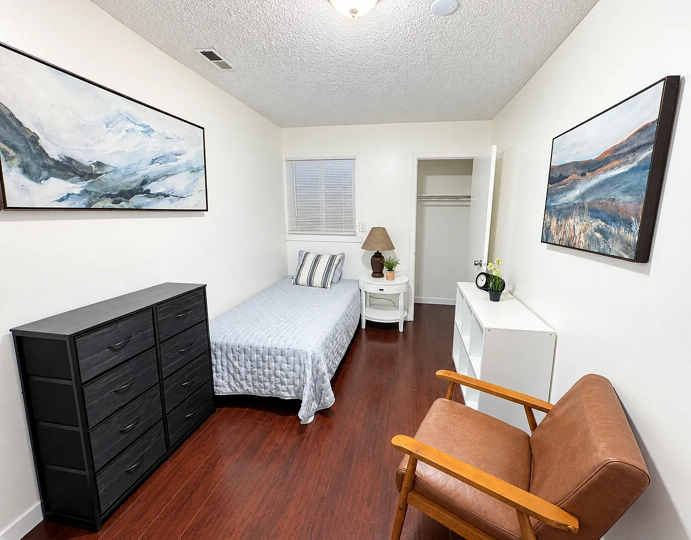 Great budget guy room downtown - affordable — Photo 3