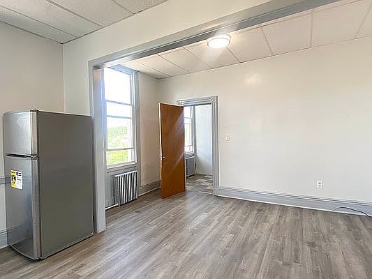 4th image of 592 Evergreen Ave #3