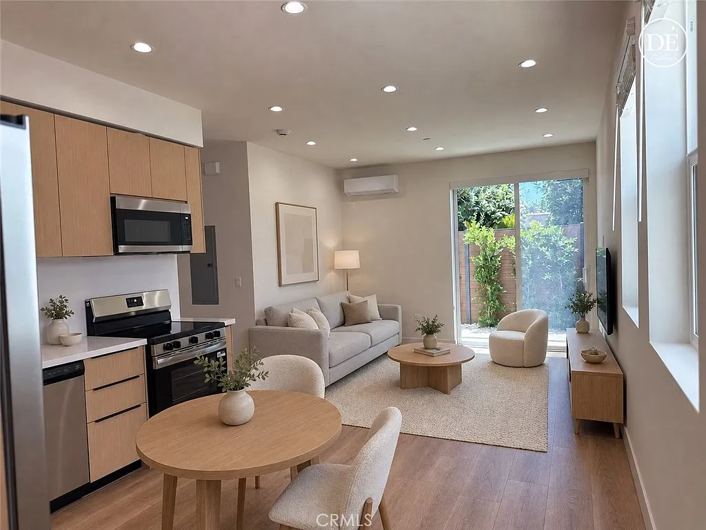 2 bed, 1198 sqft, $6,900 — Photo 1