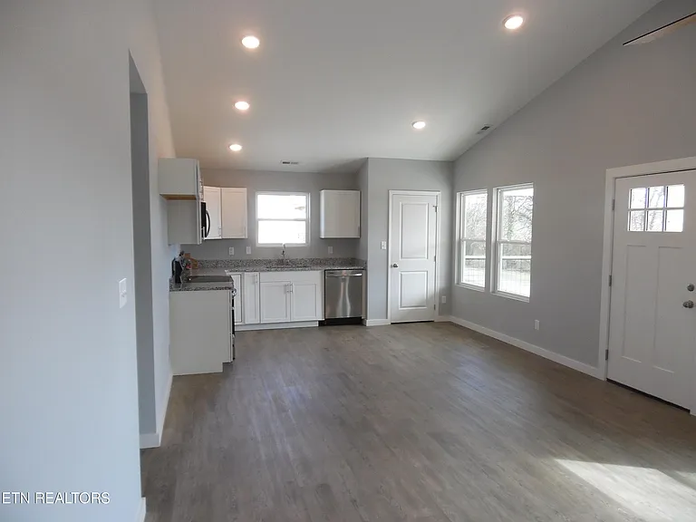 3615 Lyle Ave — Photo 3