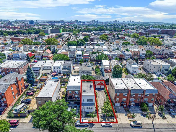 5267 72nd St, Maspeth, NY 11378