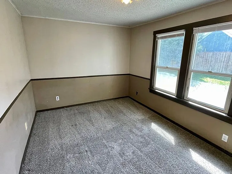 1106 N B St — Photo 10