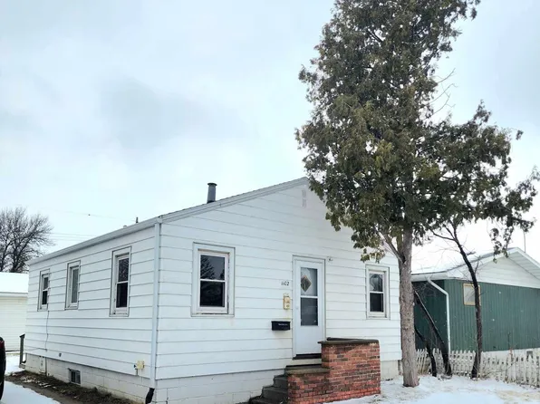 1102 6th St SW, Minot, ND 58701