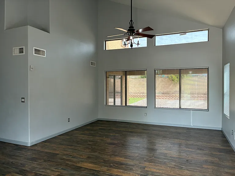 25550 W Pioneer St — Photo 5
