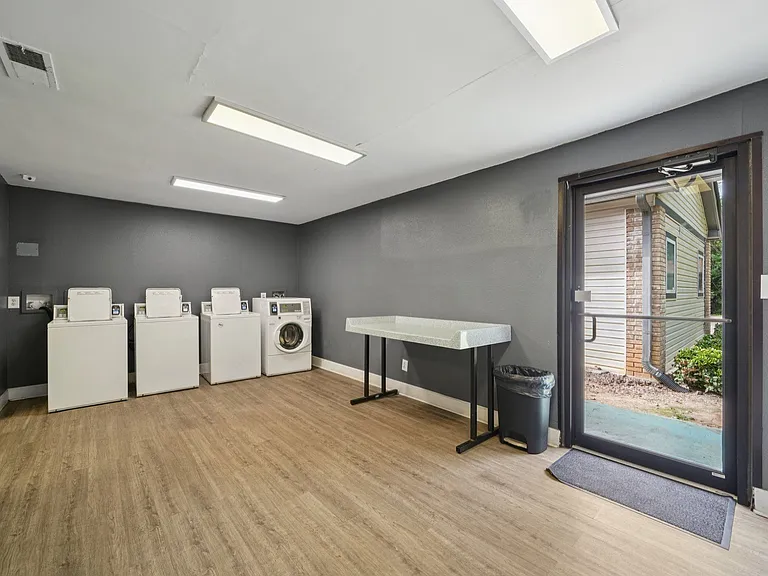 The Onyx Hoover Apartments — Photo 9