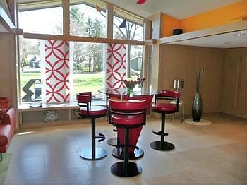 Closer view of the breakfast area...