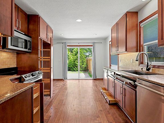 4th image of 1138 N Summitlawn Ct