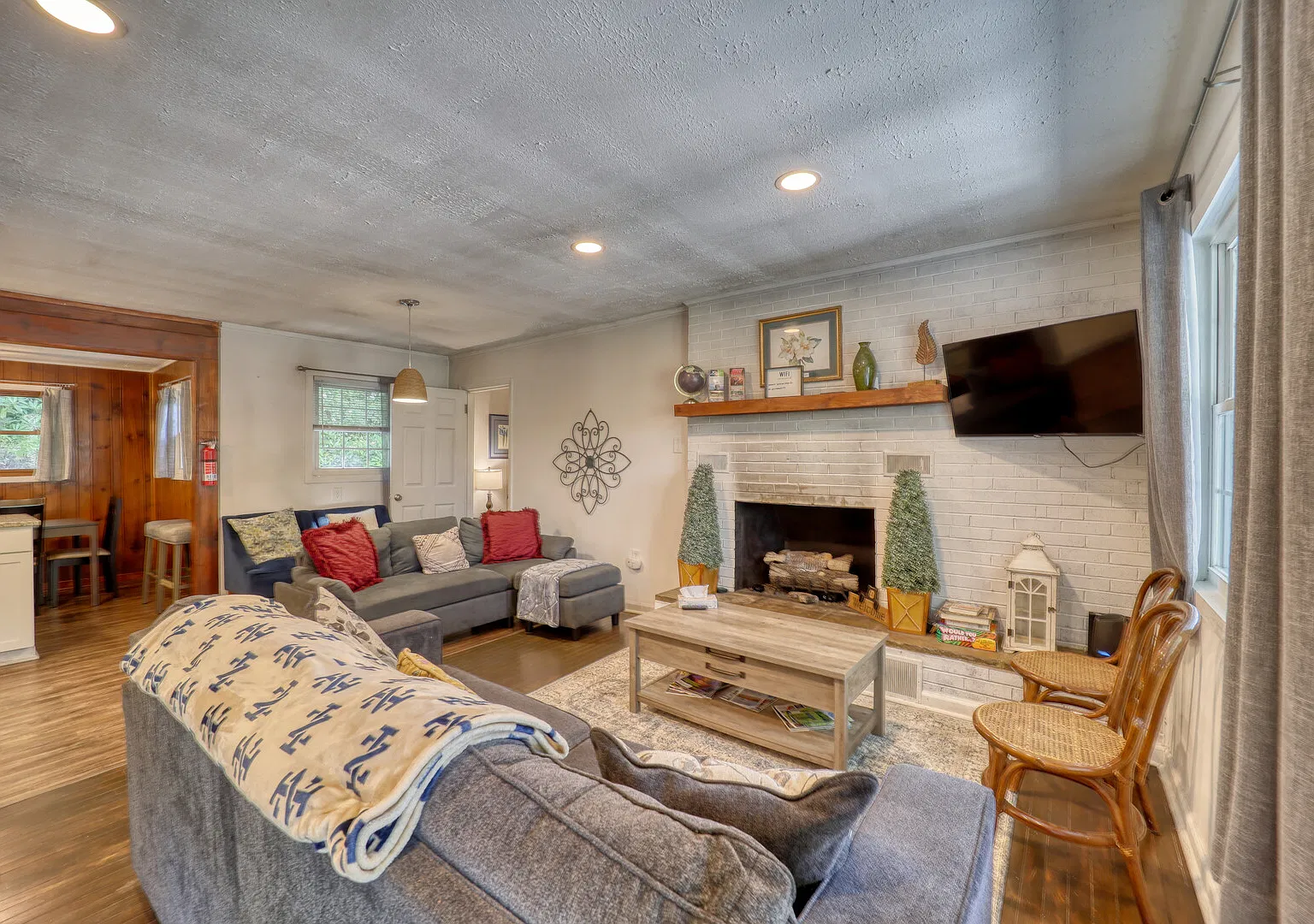 One level home of 5 bedrooms and 2 bathrooms with hot tub, fire pits. — Photo 2
