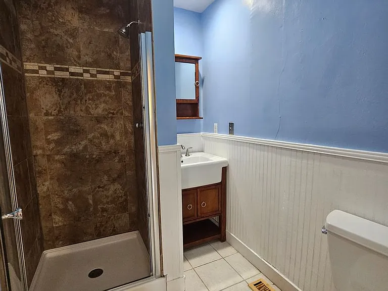 936 Larchmont Cres — Photo 11