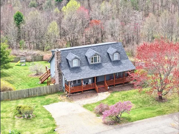 88 Continental Dr, Hillsville, VA 24343