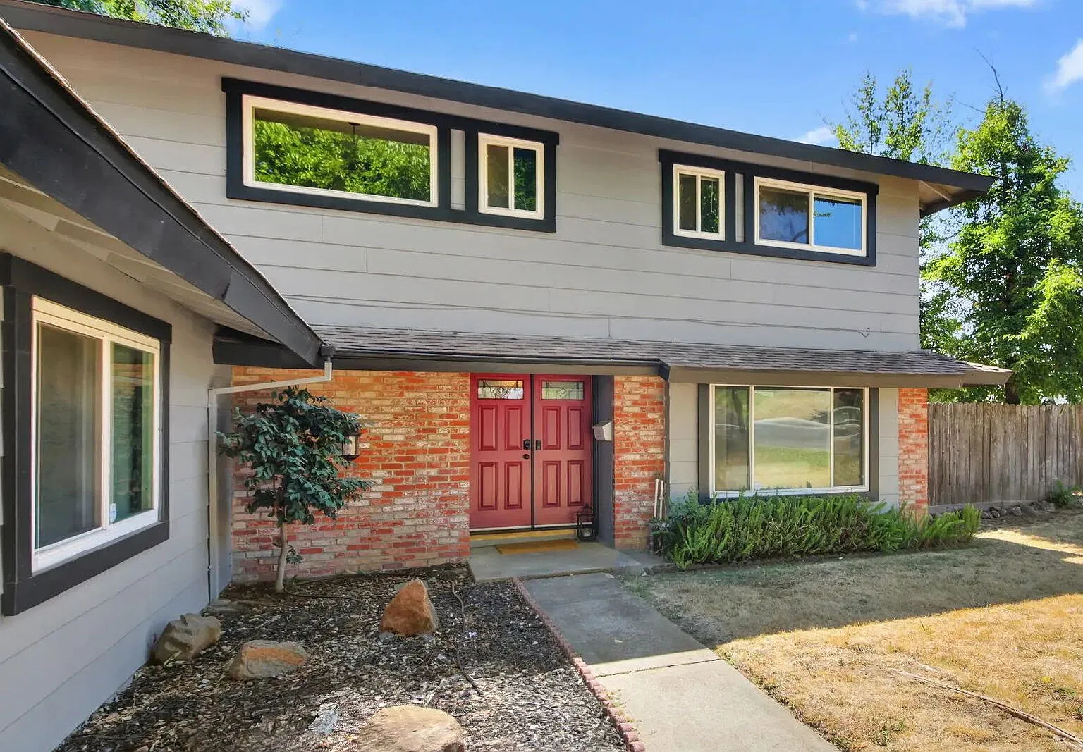 4 bed, 2.5 bath, 1744 sqft, $2,900 — Photo 1