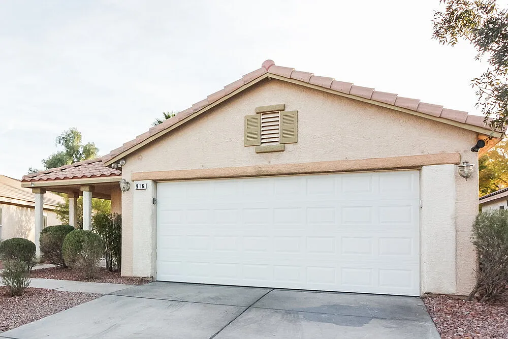 2 bed, 2.0 bath, 1321 sqft, $2,065 — Photo 3