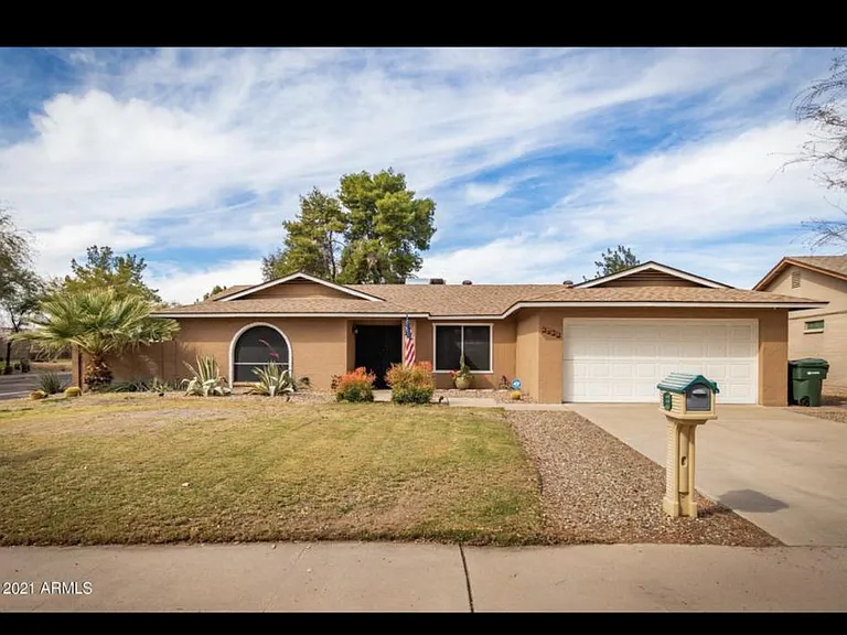 2432 W Dailey St — Photo 1