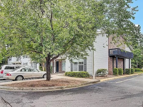 1 bed, 662 sqft, $1,370 — Photo 2