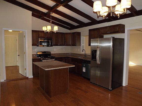 Eat-in Kitchen W/ Granite!