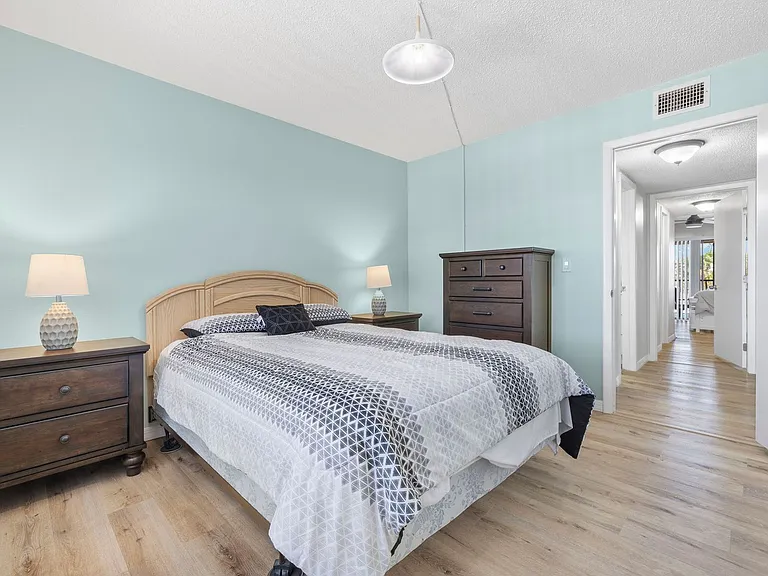 4711 SE 5th Ave #10 — Photo 18