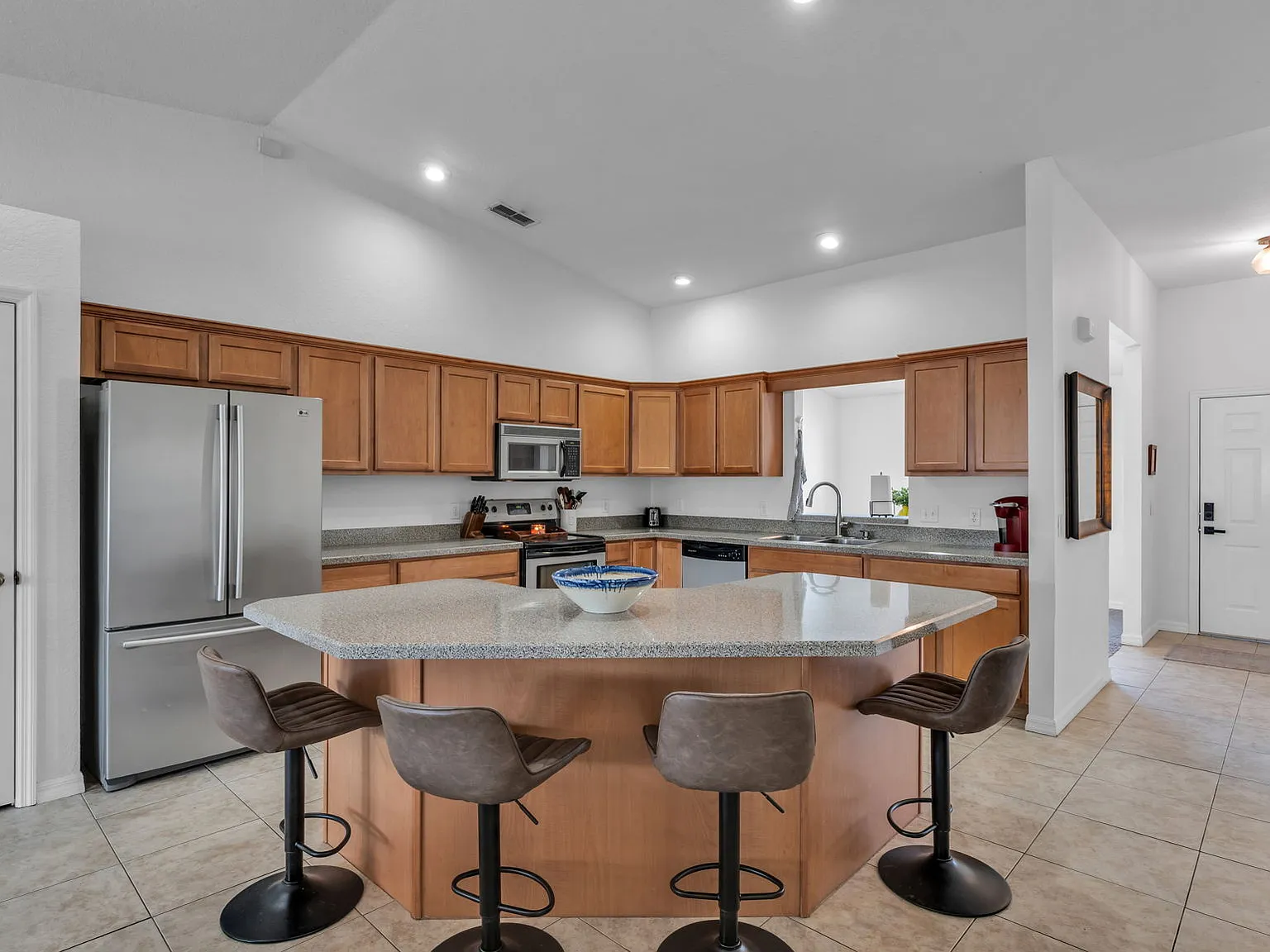 3 bed, 1960 sqft, $2,300 — Photo 3