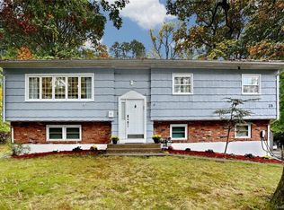 28 Twin Lakes Dr, Airmont, NY 10952