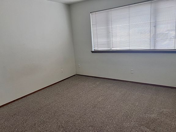 5th image of 5917 McKinney Dr NE
