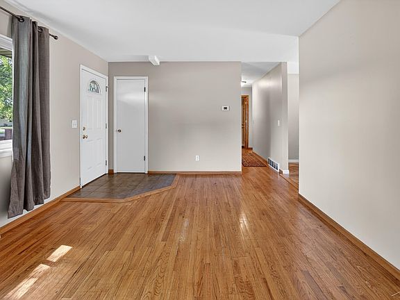3rd image of 2835 Clayburn Rd