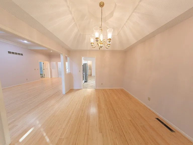 618 Chaucer Ln — Photo 1