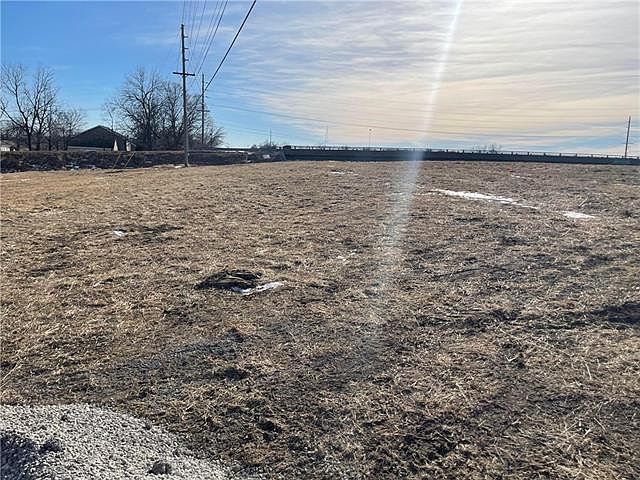 2nd image of 2704 N Woodbine Rd